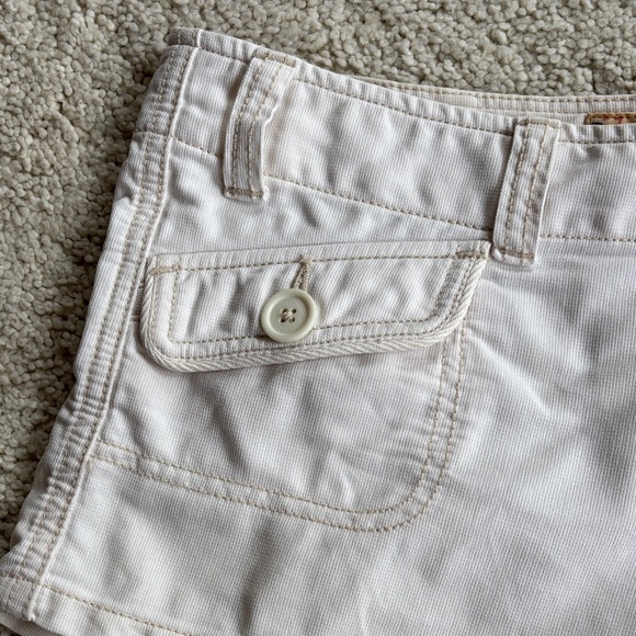 Vintage Hollister Women's Cream Cargo Shorts - Picture 4 of 12